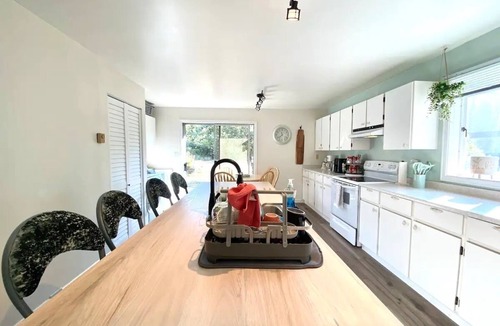 Esquimalt House | Monthly Furnished 2-Bedroom Steps From Ocean