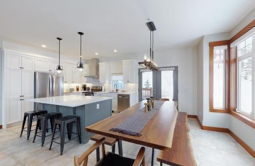 Big White Ski Resort House | Moonshine 365