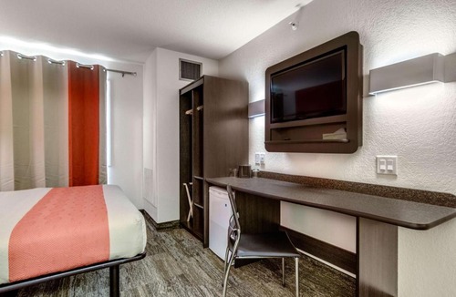 North Industrial Hotel | Motel 6-Saskatoon, SK
