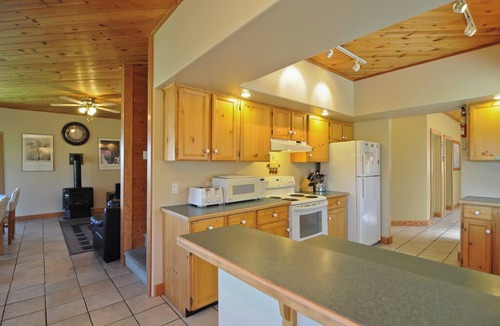 Courtenay Ski Chalet | Mount Washington Guesthouse - 5 bedroom lock-off