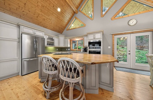 East Kootenay Cottage | Mountain Top Springs Retreat, A Private Luxury Lodge; Views, Hot Tub, Pool Table