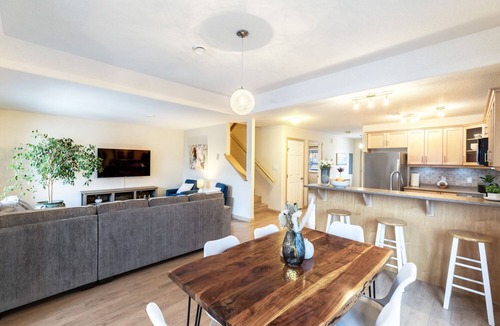 Whitehorse House | Mountain Haus w/HOT TUB & large backyard w/firepit. Only 7 mins to downtown