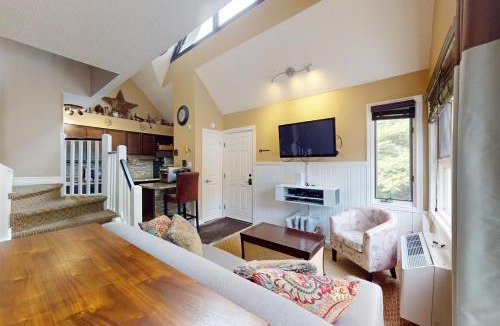 Craigleith Hotel | Mountain Loft Magic: Pool, Hot Tub, Tennis