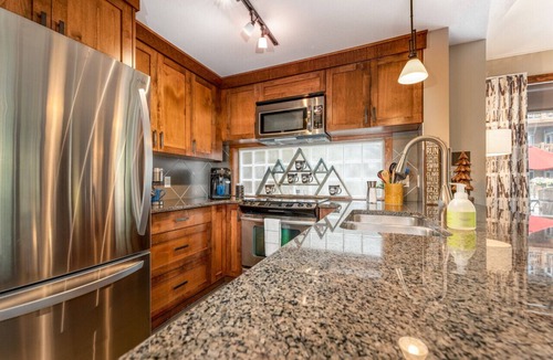 Canmore Condo | Mountain Memories - Luxury Condo - Outdoor Pool, Hot Tub & Sauna