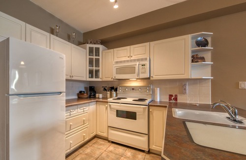 East Kootenay House | Mountain Rook 2 king bedroom, sleeps 6: Unit 1002