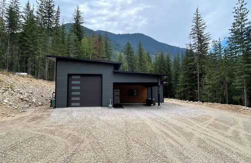 Craigellachie House | Mountain Retreat Between Revelstoke & Sicamous - Sled, Ski, Hike, Fish, Relax