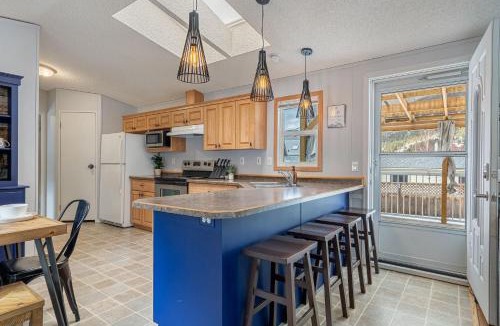 Blairmore House | Mountain Time I Powderkeg I Firepit l King Bed