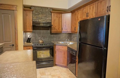 Radium Hot Springs Apartment | Mountain View Retreat