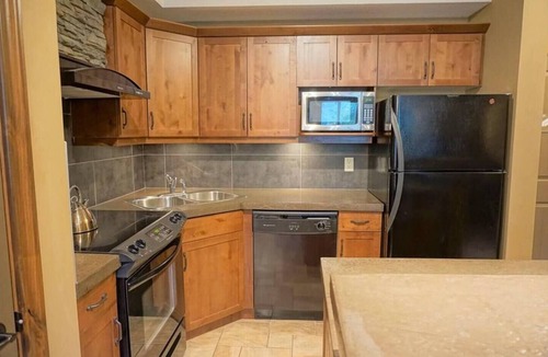 Radium Hot Springs Apartment | Mountain View Retreat