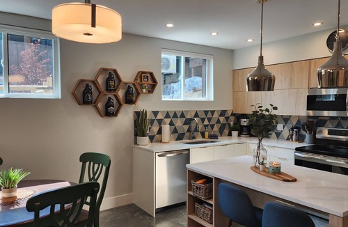 Dead Man's Flats House | Mountain-View Retreat | Pet-Friendly 1-Bedroom Suite