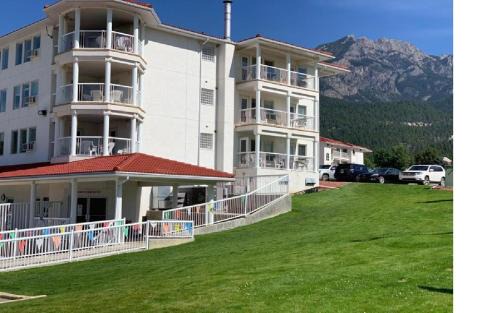 East Kootenay Apartment | Mountain View Suites & Residency at Fairmont Hot Springs