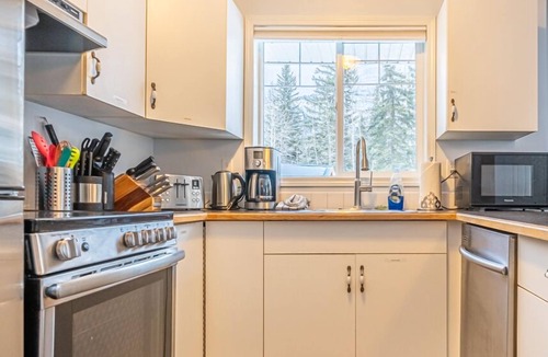 Harvie Heights Condo | Mountain View Cozy 2-Storey Chalet, 2 BR , 1.5 BTH, Hot Tub, BBQ