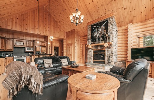 Fiddler Lake Resort Ski Chalet | Mountain-View Cottage: Hot Tub, Sauna & Pool