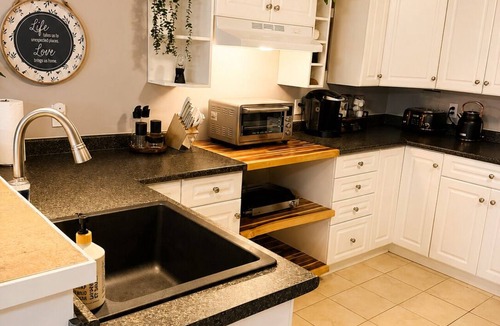 Central Okanagan House | Mountain Views - Sleeps 4 - Pet Friendly - Close to Wineries and Beaches