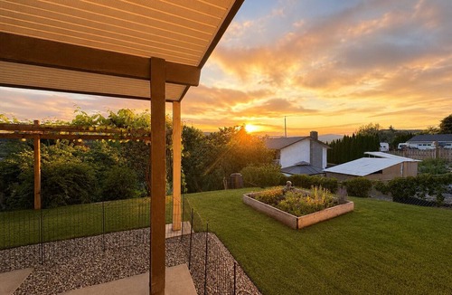 Central Okanagan House | Mountain Views - Sleeps 4 - Pet Friendly - Close to Wineries and Beaches