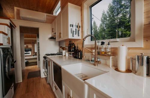 Kootenay Boundary Resort | Mountaintop Off Grid Resort & Spa