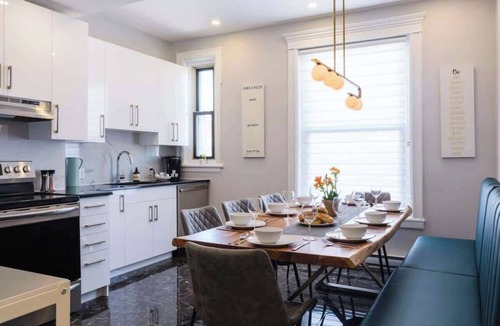 Plateau Mont Royal Apartment | MTLVR #16 | Stunning view on the mountain, 7 beds