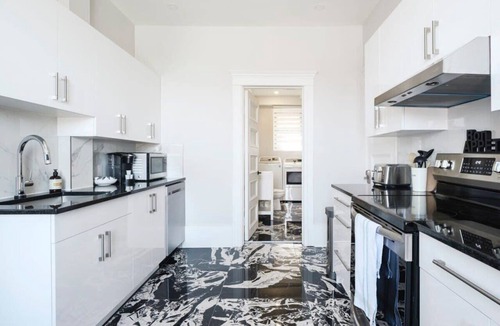 Plateau Mont Royal Apartment | MTLVR #17 | Mount-Royal Park gem, sleeps 12