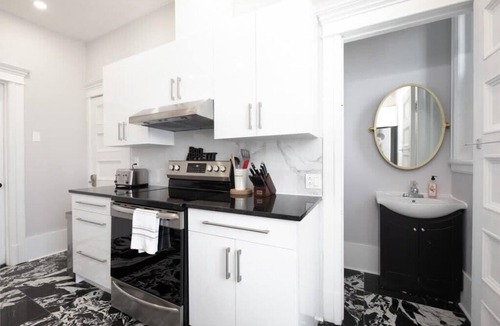 Plateau Mont Royal Apartment | MTLVR #17 | Mount-Royal Park gem, sleeps 12