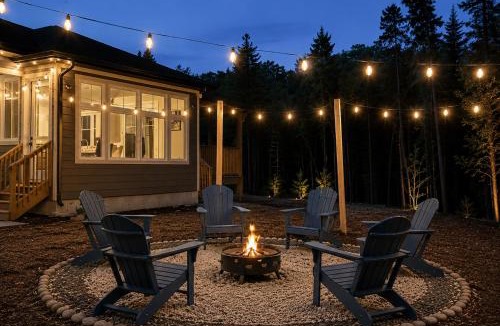 Dwight House | Muskoka Cottage Retreat with BBQ, Fire pit and Game Room Fun