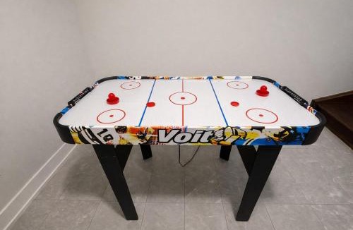 Dwight House | Muskoka Cottage Retreat with BBQ, Fire pit and Game Room Fun