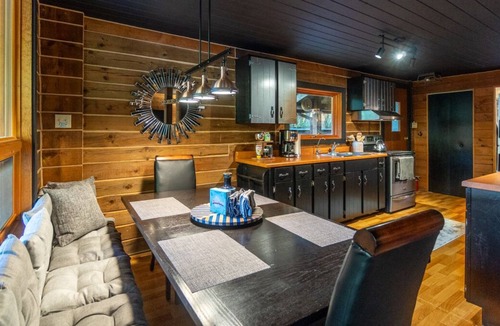 Bracebridge Cabin | Muskoka Getaway Cabin - relax, snowshoe, cross country ski and unwind
