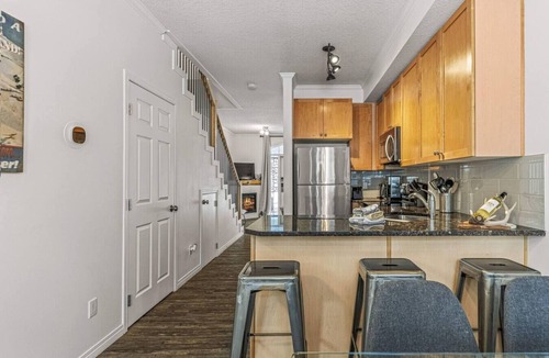 Canmore Ski Chalet | Mystic 2BR Townhome. Near DT with Pool & Hot tub!