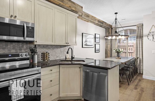 Canmore Ski Chalet | ★Mystic Chalet★King Bed★Heated Pool&HotTub★Clean!