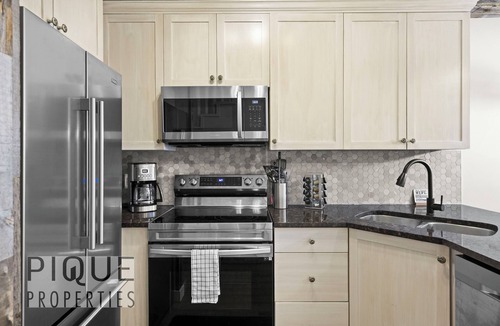 Canmore Ski Chalet | ★Mystic Chalet★King Bed★Heated Pool&HotTub★Clean!