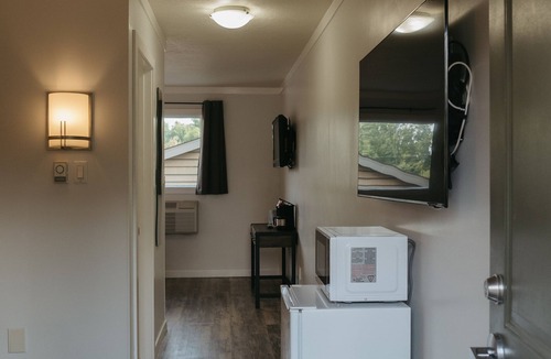 Keewatin Hotel | Nature's Inn Kenora