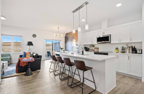 Cochrane House | Near Banff | 3BR | Garage | AC | PS4 | BBQ | EV