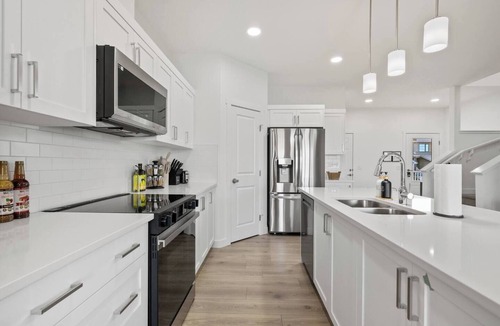 Cochrane House | Near Banff | 3BR | Garage | AC | PS4 | BBQ | EV