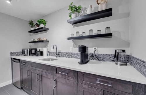Northwest Calgary House | Near Banff: Spacious 1 Bedroom Suite Private Entry