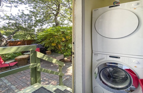 James Bay Cottage | Near the Ocean/Self Check-in/Out/Wifi/High Cleaning Standards