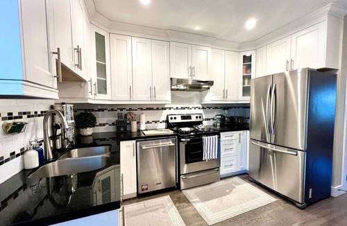 Kensington-Cedar Cottage House | *NEW:4BR Townhouse|King Bed