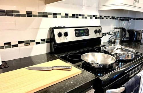 Kensington-Cedar Cottage House | *NEW:4BR Townhouse|King Bed