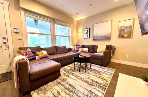 Kensington-Cedar Cottage House | *NEW:4BR Townhouse|King Bed