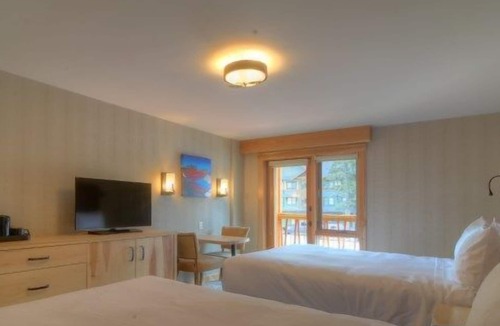 Banff Hotel | New Accessible Room, 1 Minute from Banff Centre!