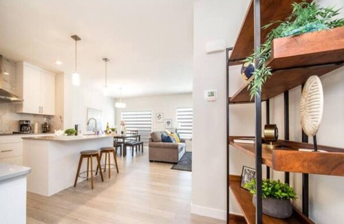 Southwest Edmonton House | New - Bright Modern Home - 3 King Beds/Clean/Netflix!