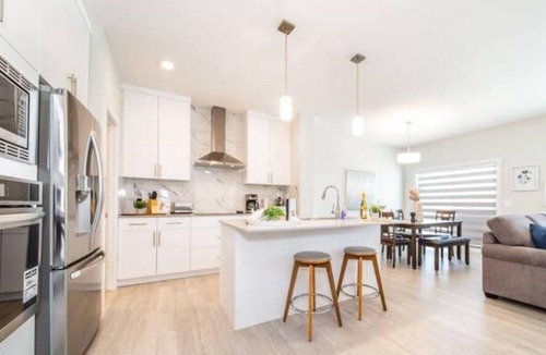 Southwest Edmonton House | New - Bright Modern Home - 3 King Beds/Clean/Netflix!