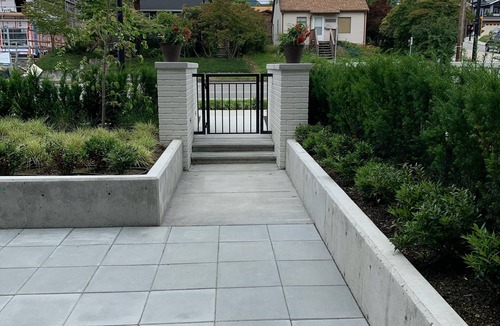 Lower Lonsdale Condo | New Condo in Parklike setting