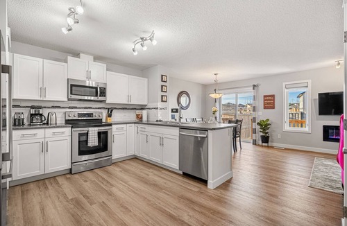 Southwest Edmonton House | New Edmonton House 10 mins to Airport, Super close to best places in Edmonton