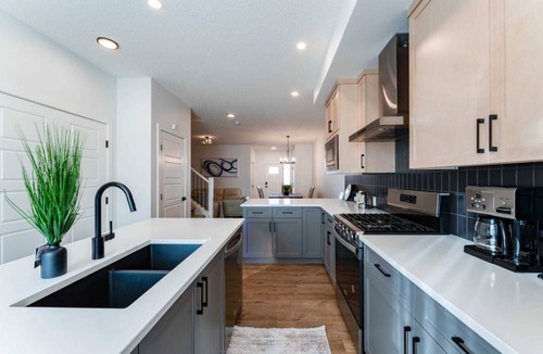 Calgary House | New Elegant 3BR Home w/Gym & Office Near YYC