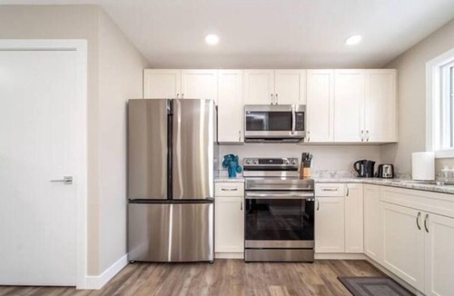 Southeast Edmonton House | NEW - Euro-Style Suite - Whyte Ave/Clean/A/C/NFLX/Sleeps6