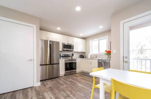 Southeast Edmonton House | NEW - Euro-Style Suite - Whyte Ave/Clean/A/C/NFLX/Sleeps6
