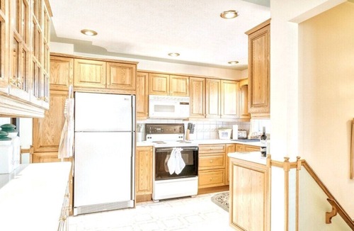 Brentwood House | New King Bed |Vintage Oasis |Secure Parking | WIFI
