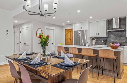Canmore Condo | New Large & Fabulous -1500sqft,Hot Tub, BBQ