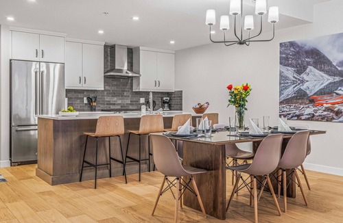 Canmore Condo | New Large & Fabulous -1500sqft,Hot Tub, BBQ