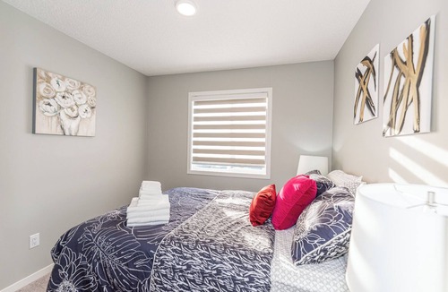 Southwest Edmonton House | New Lavender Home /2 Living Spaces /Pet friendly