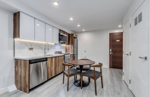 Downtown Vancouver Apartment | NEW - Luxury - 1 Bedroom - Walk to the Beach - 1168 Pendrell